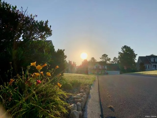 在朝阳初升的时刻,浸入黎明希望的句子里,唤醒内心的光芒和力量 在朝阳初升的时刻,浸入黎明希望的句子里,唤醒内心的光芒和力量