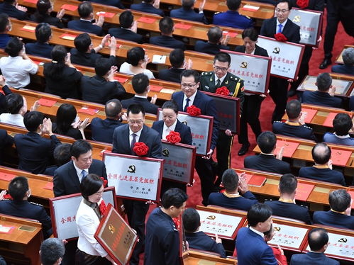 讨论抗击新冠疫情阶段中国人民同舟共济精神的展现：以'tóng zhōu gòng jì'的拼音文化为主题