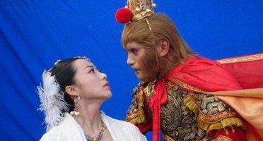 (孙悟空和白骨精恋爱)白骨精与孙悟空深情亲吻,悟空陷入爱情的迷幻世界 (孙悟空和白骨精恋爱)白骨精与孙悟空深情亲吻,悟空陷入爱情的迷幻世界