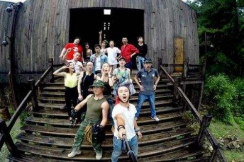 (生存挑战的节目)挑战生存极限：姐妹生存大作战中的团结互助与智慧求生之道