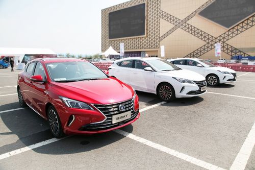 全新长安逸动XT两厢车型发布，时尚设计引领潮流，动力性能杠杠的！